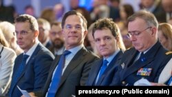 ნატოს გენერალური მდივანი მარკ რიუტე და რუმინეთის პრეზიდენტი ნიკუშორ დანი ბუქარესტში გამართულ "ნატოს ინდუსტრიის ფორუმზე". 6 ნოემბერი, 2025 წელი