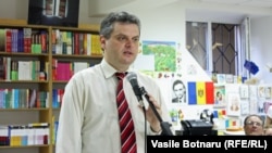 Diplomatul Oleg Serebrian la lansarea uneia din cărțile sale în 2012