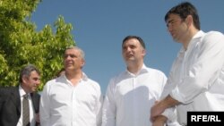 Lideri nekih od opozicionih stranaka Nebojša Medojević (Pokret za promjene), Srđan Milić (Socijalistička narodna partija), Andrija Mandić (NOVA) i Neven Gošović (Socijalistička narodna partija), mart 2010.