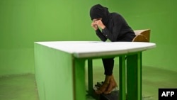 د رسنیو یوه کارکوونکې چې اوسمهال د کار اجازه نه لري