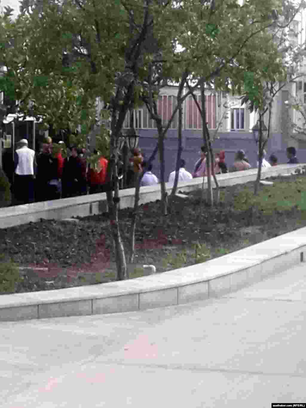Pandemiýa çäklendirmelerine garamazdan, 'nagt pul' meselesi çözülmeýär, adamlar aýlyklaryny nagtlaşdyrmak üçin uzyn nobatlara durmaga mejbur bolýar. Aşgabat, "Parahat 4", oktýabr, 2020. 