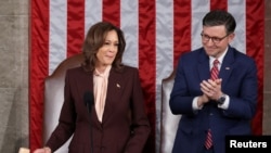 Nënpresidentja amerikane, Kamala Harris, dhe kryetari i Dhomës së Përfaqësuesve, Mike Johnson, gjatë seancës së Kongresit për certifikimin e fitores së Donald Trumpit në zgjedhjet e nëntorit, 6 janar 2025.