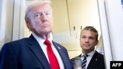 Президент США Дональд Трамп (на задньому плані – міністр оборони США Піт Геґсет)