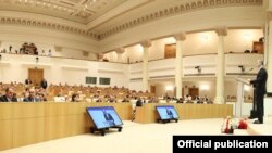 Более полутора часов встречи с главой грузинского МИДа прошли под аккомпанемент реплик оппозиционеров