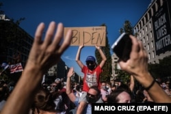 Сторонники Джо Байдена празднуют его победу на президентских выборах. 7 ноября 2020 года, Вашингтон