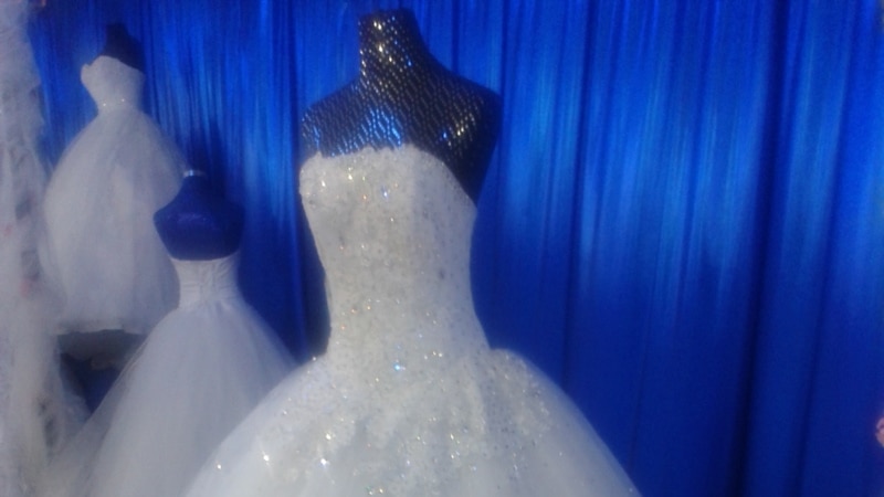 Манъи фурӯши либоси арӯсӣ ба духтарони то 18-сола дар Гурҷистон