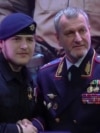 Адам Кадыров получает памятную медаль из рук важного полицейского генерала