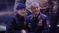 Адам Кадыров получает памятную медаль из рук важного полицейского генерала