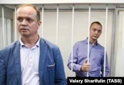 Ivan Pavlov (left) appears in a Moscow courtroom with Ivan Safronov in July 2020.