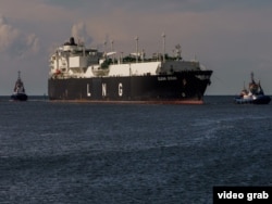 Судно – перевозчик сжиженного природного газа входит в порт Щецин