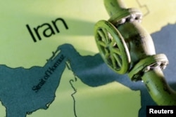 На цій ілюстрації, зробленій 22 червня 2025 року, за надрукованим на 3D-принтері нафтопроводом зображено карту Ормузької протоки та Ірану