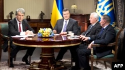 Президент Украины Виктор Янукович (второй слева) с бывшими президентами страны. Слева направо: Виктор Ющенко, Леонид Кравчук и Леонид Кучма. Киев, 10 декабря 2013 года.