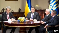 Viktor Yanukovych, Leonid Kravchuk, Leonid Kuchma və Viktor Yushchenko
