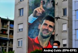 Djokovici este unul dintre cei mai iubiți sportivi ai Serbiei. Fotografie din Belgrad, din 24 iunie 2020, la o zi după prima confirmare cu Covid-19 a tenismenului de origine sârbă.