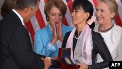 Aung San Suu Kyi (a doua din dreapta) primește Medalia Congresională de Aur,19 septembrie 2012.