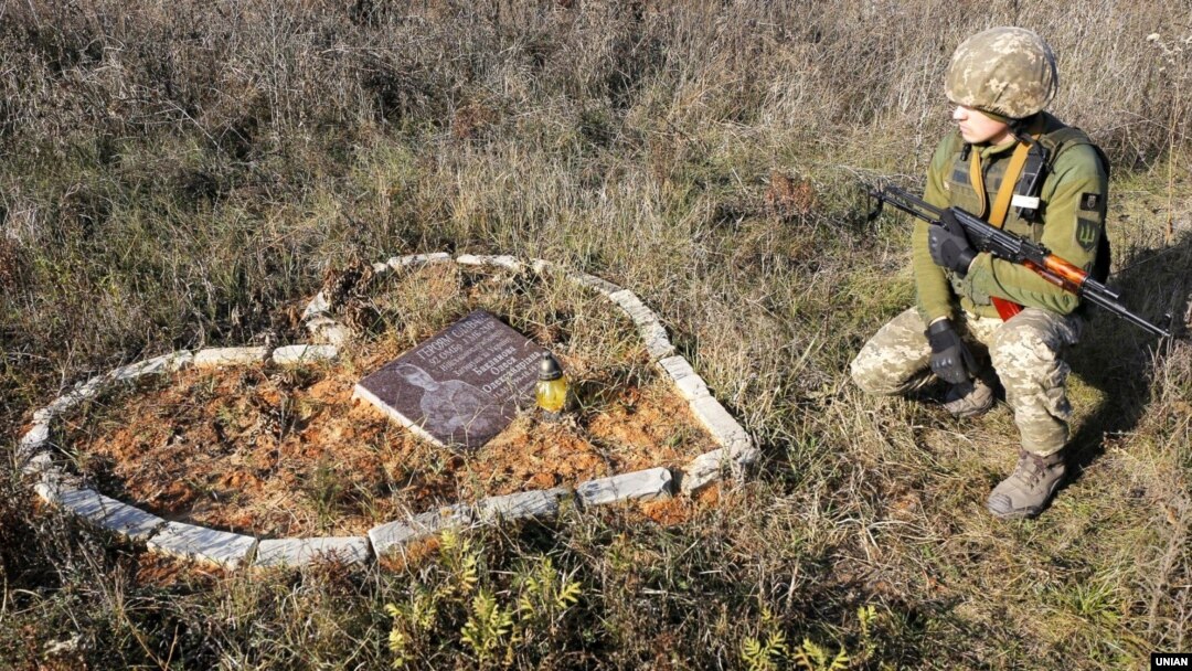 Біля меморіальної дошки пам’яті бійця 92-ї окремої механізованої бригади 19-річної Алєсі Бакланової, яка загинула 10 жовтня 2018 року під час чергування на бойовому посту. Донеччина, біля шахти «Бутівка-Донецька», 6 листопада 2019 року