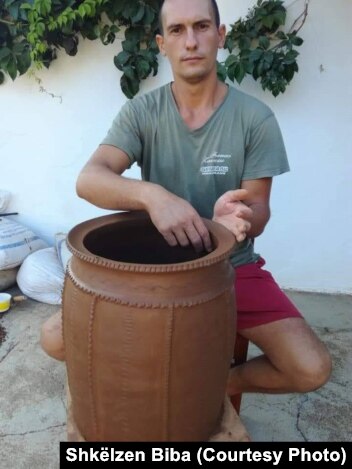 Shkëlzeni duke bërë punime zbukuruese në një vorbë.