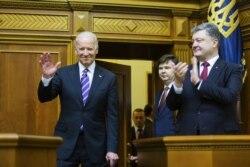 Президент України Петро Порошенко (праворуч) і тодішній віцепрезидент США Джо Байден у парламенті України. Київ, 8 грудня 2015 року