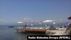 Илустрација, плажа во Охрид 