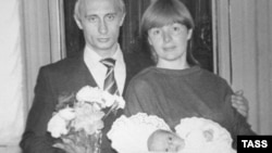 Владимир Путин с женой и дочерью, 1985 год