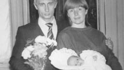Владимир Путин с женой и дочерью, 1985 год