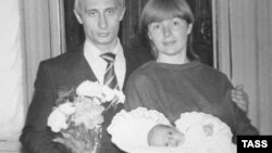 Владимир Путин с женой и дочерью, 1985 год