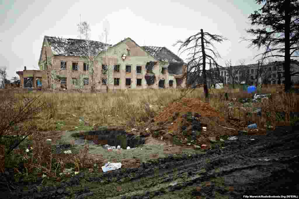 Когда-то богатый пригород Донецка, Пески, сейчас превратился в настоящий город-призрак с разрушенными зданиями