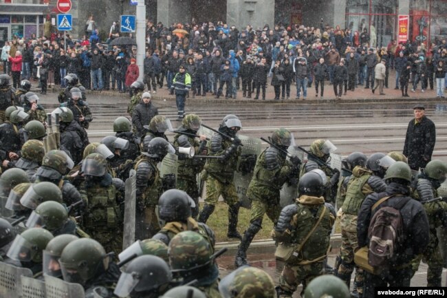 Minskiniñ ortalığında narazılıq kezindegi policiyanıñ arnayı jasağı. Belarus', 25 naurız 2017 jıl.