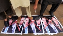 Противники тогдашнего сирийского диктатора Башара Асада попирают ногами плакаты с изображением Асада, аятоллы Хаменеи и Владимира Путина (фото 2018 года) 