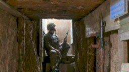 Soldat ucrainean pe linia frontului, în apropiere de Donețk, 19 aprilie 2021