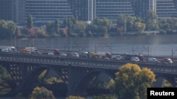 Mașini blocate într-un ambuteiaj pe un pod din Kiev, la începutul lunii octombrie, după ce altul fusese lovit de o dronă rusească. 