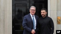 Kryeministri i Mbretërisë së Bashkuar, Keir Starmer, (majtas), dhe presidenti i Ukrainës, Volodymyr Zelensky, në Londër, 14 gusht.
