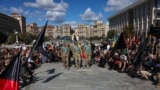 У Києві, на майдані Незалежності, відбулося прощання з митцем-анархістом і військовослужбовцем Давидом Чичканом, якому було 39 років