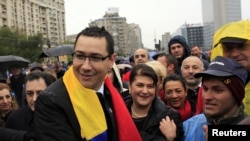 În 2010, premierul Ponta alături de sindicaliștii în protest