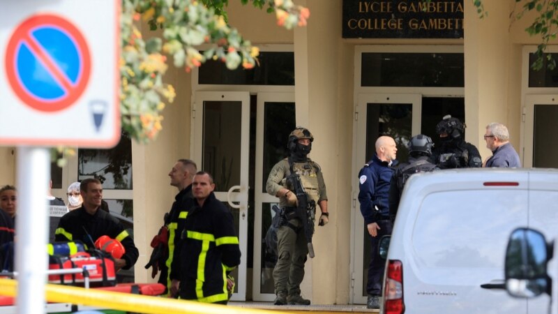 Убиен наставник, две лица ранети во напад во училиште во Франција