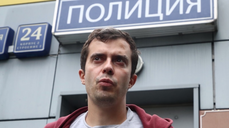 The Insider-га нигез салучы Роман Доброхотовның өендә тентү узган, үзе эзләүгә бирелгән 