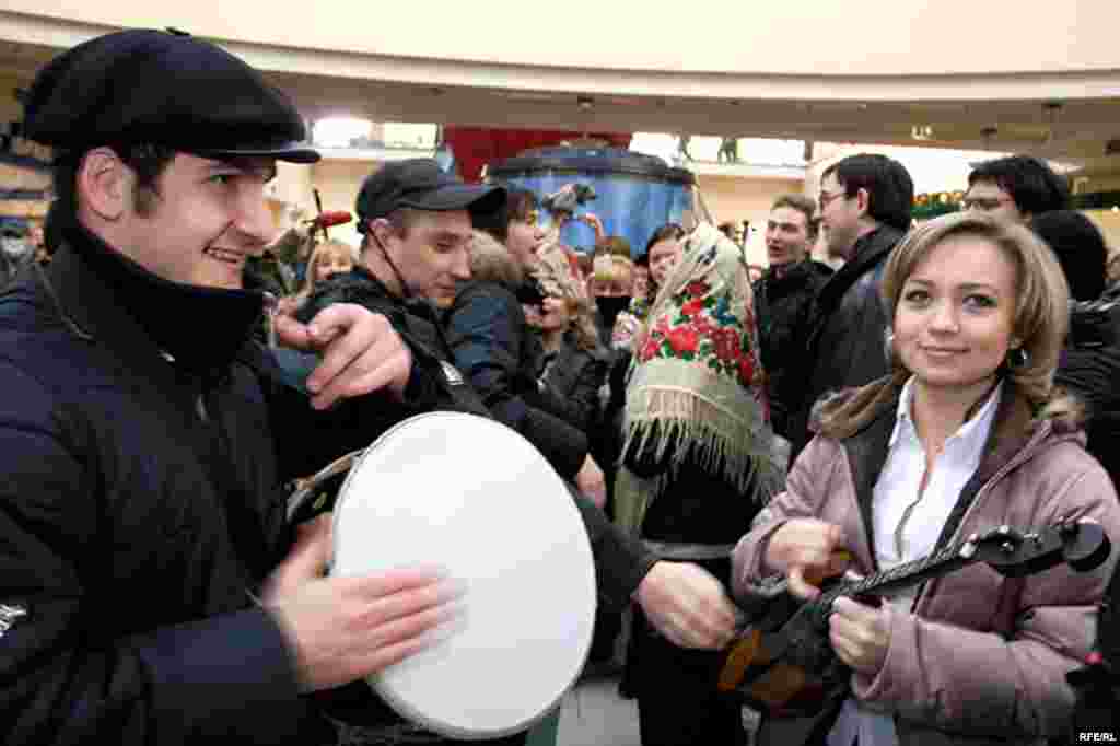 а музыкантам играть...