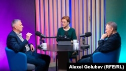 Eugenia Crețu, autoarea podcastului „Dincolo de știri”, alături de analiștii Nicolae Negru (dreapta) și Igor Boțan, în studioul Europei Libere de la Chișinău.
