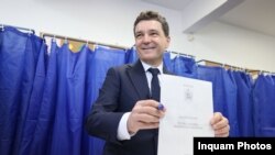 Nicușor Dan votează în primul tur al alegerilor.