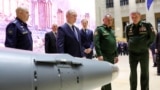 Владимир Путин, его генералы и министры на выставке военной техники. На заднем плане справа от Путина – вице-премьер Денис Мантуров