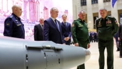 Владимир Путин, его генералы и министры на выставке военной техники. На заднем плане справа от Путина – вице-премьер Денис Мантуров