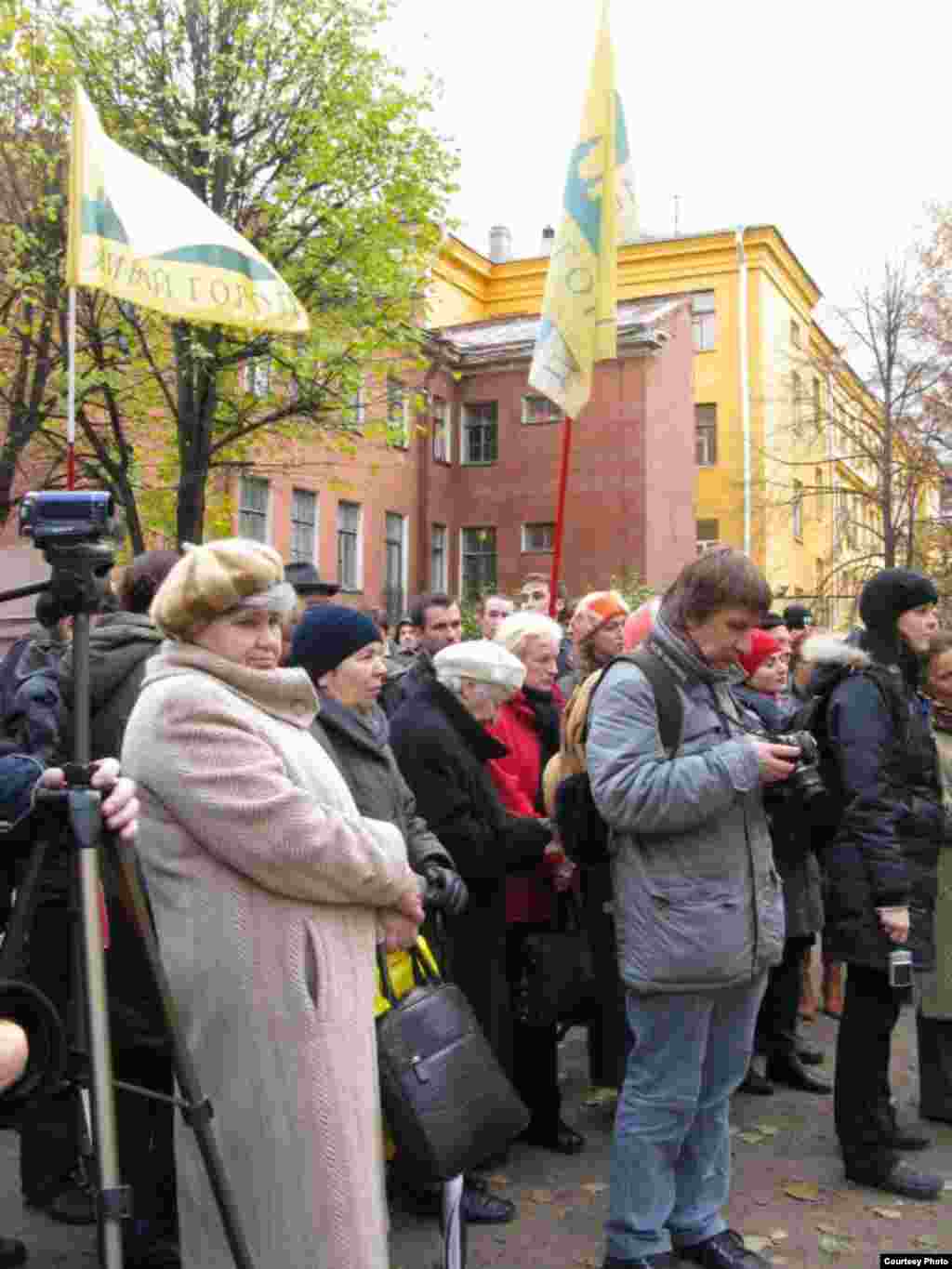 На митинге выступили и представители инициативных групп, которые взяли верх в противостоянии с застройщиками, в частности ИГ из сквера Ивана Фомина. В одном из выступлений было сказано о сокращении охранных зон в исторической части Петербурга. 