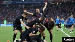 Хорватські футболісти радіють перемозі над росіянами у чверті фіналу Чемпіонату світу, 7 липня 2018 року, Сочі, Росія.