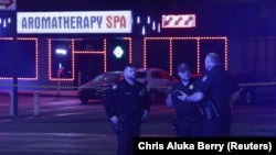 Policija na licu mjesta ispred salona za masažu
