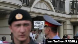 Police outside Moscow's Khamovnichesky Court on August 17