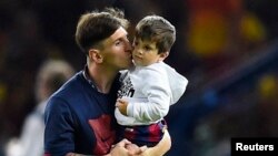 Lionel Messi oğlu ilə birlikdə