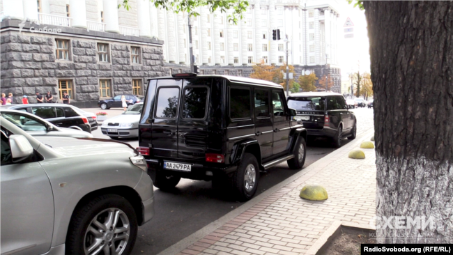 Авто, якими користуються депутати Євген Геллер та Андрій Іванчук, стоять там, де не можна