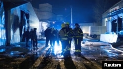 Спасителните екипи се справят с последствията от последните руски удари с дронове на фона на прекъсвания на електрозахранването в Киев, 10 ноември 2025 г.