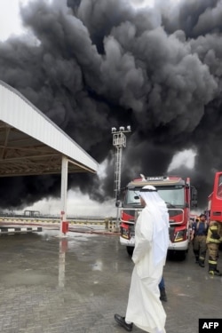 Міністр оборони Кувейту Абдулла Алі Абдуллу аль-Сабах під час інспекційного візиту до Міжнародного аеропорту Кувейту, 26 березня 2026 року. Іранський дрон влучив по паливному складу і спричинив пожежу в аеропорту