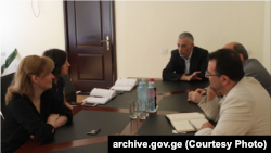 ალი მოჯანი (ფოტოზე მარჯვნივ - მაშინ ირანის საგარეო საქმეთა სამინისტროს კვლევითი ცენტრის დირექტორი) და ირანის საელჩოს კულტურის ატაშე მოჯთაბა კამრანფარდი სტუმრად საქართველოს ეროვნულ არქივში. 2014 წლის 30 მაისი